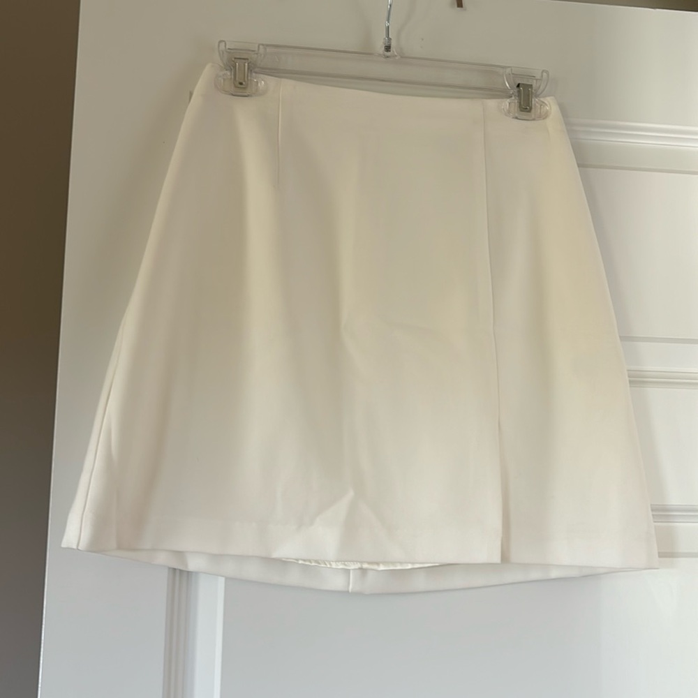 NWT Georgie Winter White Mini Skirt with Front Slit, Zip Back, Size Small